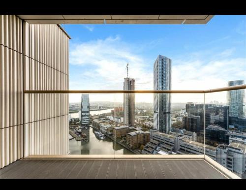 uma vista para a cidade a partir de uma janela do edifício em Trendy, modern 2 bed apartment! em Londres