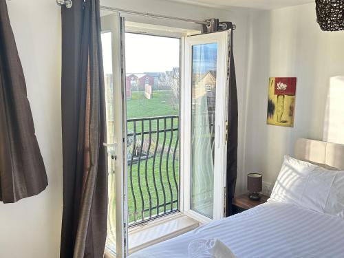 Postel nebo postele na pokoji v ubytování Meadowside Apartment