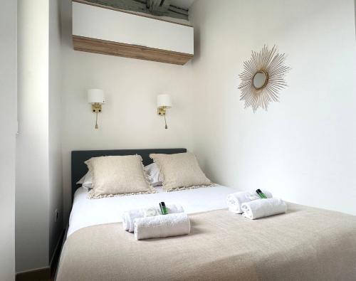 - une chambre avec un lit et 2 serviettes dans l'établissement 1587 - Cosy apartment in Paris Olympic Games 2024, à Paris