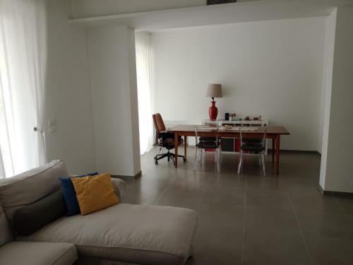 sala de estar con sofá y mesa en CASA LEDA, en Pescara