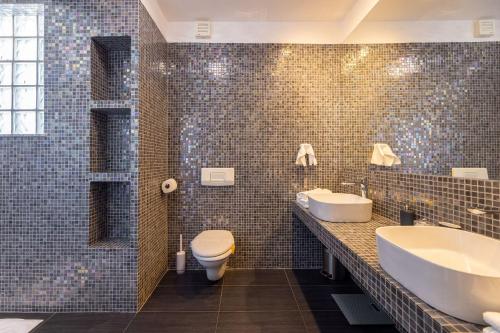 un baño con lavabo e inodoro en Villa mit Privatpool, Whirlpool, 350 Meter zum Strand, en Dramalj