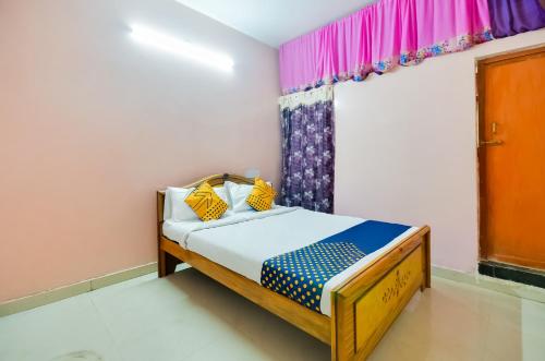 En eller flere senger på et rom på OYO Sri Murugan Lodge