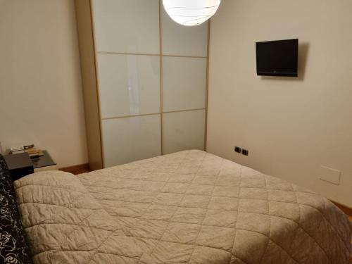 - une chambre avec un lit et une télévision à écran plat dans l'établissement Casa Il Cipresso, à Sant'Albino
