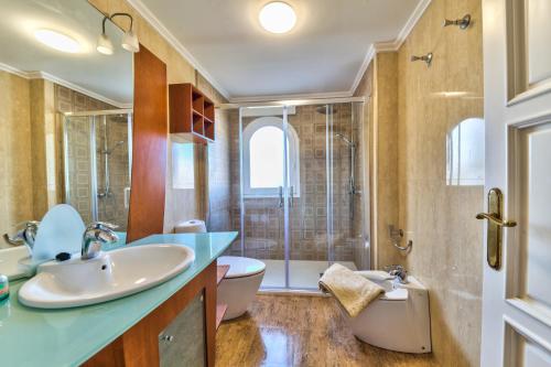 ハベアにあるLa Gravaのバスルーム(洗面台、トイレ、シャワー付)