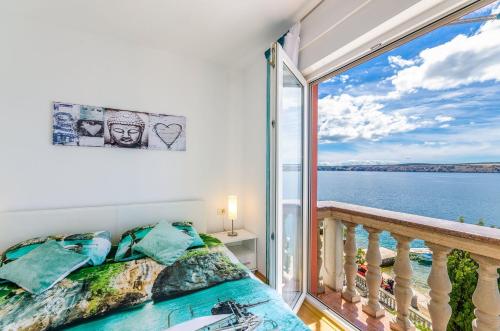 a bedroom with a view of the water at Balkon mit Meerblick direkt am Strand in Jadranovo