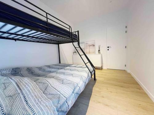 Luxury 2 bedroom apartment in the heart of Ostend tesisinde bir ranza yatağı veya ranza yatakları