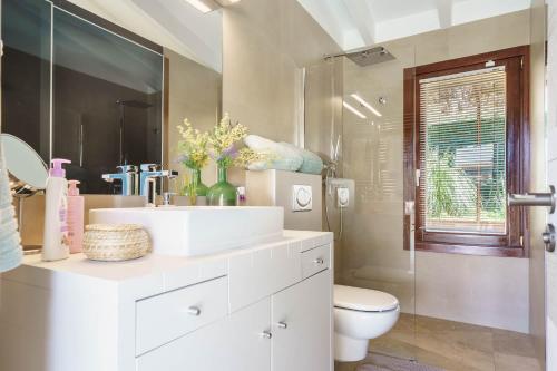バルデモーサにあるCan Ganesha Villaのバスルーム(洗面台、トイレ、シャワー付)