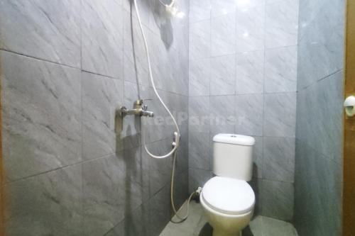 uma casa de banho com um WC e um chuveiro em Tebet Glory House Mitra RedDoorz em Jakarta