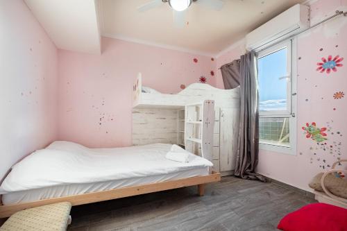 a small bedroom with a bunk bed and a window at LuxuryApt/BestView/PerfectForFamilies/FreeParking in Eilat