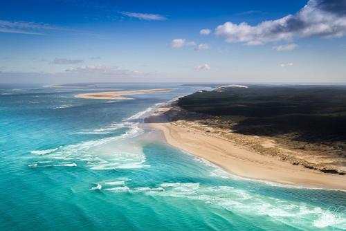 une vue aérienne d'une plage et de l'océan dans l'établissement Ravissante Maison Cosy 4* Biscarrosse proche Lac, à Biscarrosse