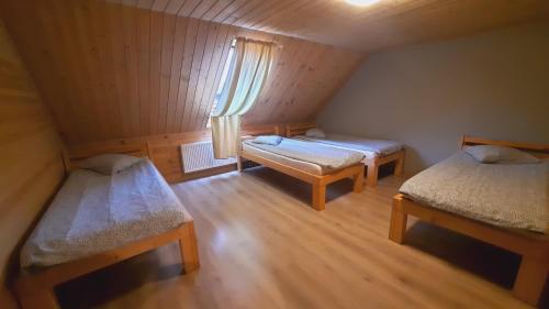 Postel nebo postele na pokoji v ubytování Purgaiļi