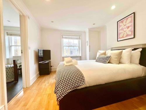 a bedroom with a large bed in a room at Hyde Park- 1 Bed in London