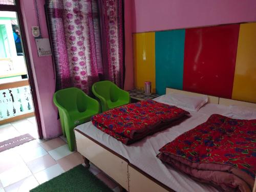 Schlafzimmer mit einem Bett mit farbenfrohen Wänden in der Unterkunft Badrinath Jbk by Prithvi Yatra Hotel in Badrīnāth