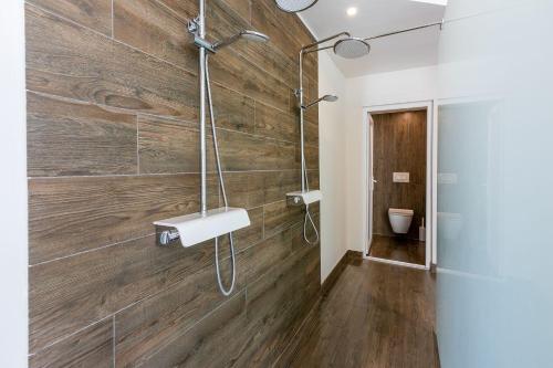 een badkamer met een douche en een toilet bij Luxusapartment mit Pool, Sauna, direkt am Meer in Novi Vinodolski