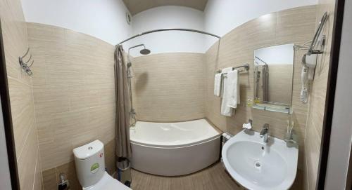 ein kleines Bad mit einem Waschbecken und einem WC in der Unterkunft HOTEL ARAL in Nukus