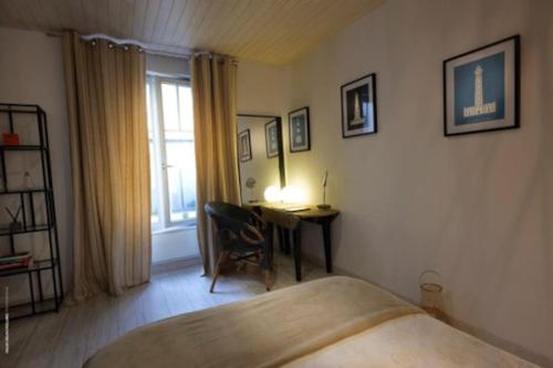 Llit o llits en una habitació de Villa Maurice avec piscine centre La Rochelle
