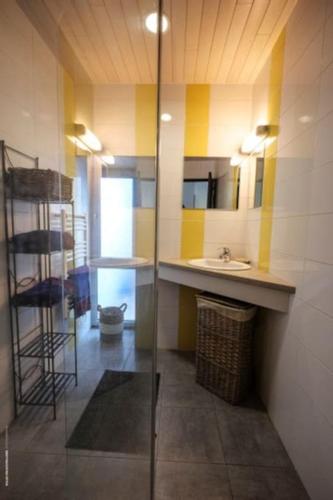 une salle de bain avec un lavabo et une douche en verre dans l'établissement Villa Maurice avec piscine centre La Rochelle, à La Rochelle