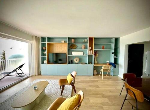 un salon avec un canapé et une table dans l'établissement Vue mer La Baule : Le Carina, à La Baule