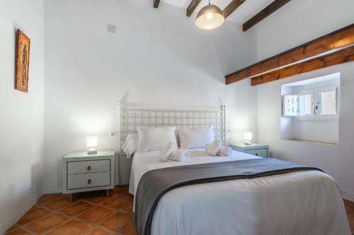 1 dormitorio con 1 cama blanca grande y 2 mesitas de noche en Buenavista 1920 by Ĥ - Centro Ayamonte ABHV400SP, en Ayamonte
