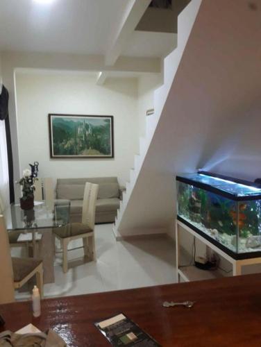 - un salon avec un aquarium et un escalier dans l'établissement Casa, à Rio de Janeiro
