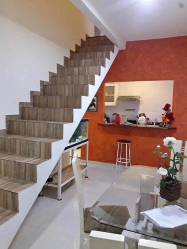 - un escalier dans un salon avec une table et une cuisine dans l'établissement Casa, à Rio de Janeiro