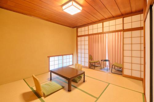 湯河原町にあるRyokan -Suikoen-のリビングルーム(テーブル、椅子付)