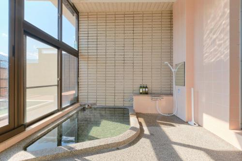 湯河原町にあるRyokan -Suikoen-のバスルーム(ガラス張りの床のシャワー付)