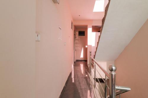 un couloir avec des escaliers dans un bâtiment dans l'établissement OYO Siddhi Vinayak Guest House, à Gwalior