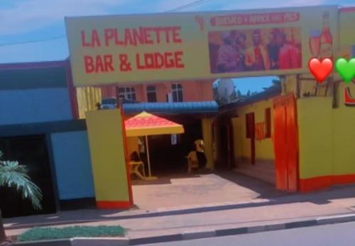 budynek lego z barem i restauracją w obiekcie LA PLANETTE LODGE & BAR w mieście Gisenyi