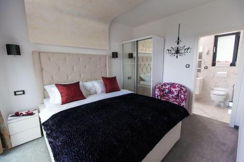 1 Schlafzimmer mit einem großen Bett und einem Badezimmer in der Unterkunft Exklusive Privatvilla in wunderbarer Natur in Antovo