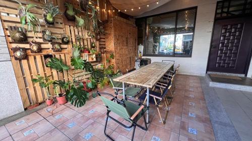 Pei-men-wai的住宿－墾丁貳捌巷弄民宿-另可包棟，种有植物的庭院里的桌椅