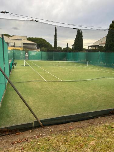- un court de tennis avec 2 raquettes dans l'établissement Studio résidence Tennis Village Cap D’Agde, au Cap d'Agde