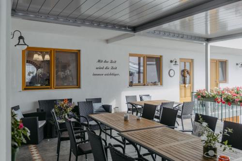comedor con mesa y sillas en Weingut und Gästehaus Salzl en Illmitz