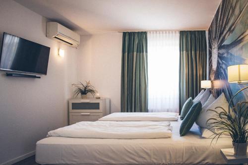 Postel nebo postele na pokoji v ubytování Gartenstadt Hotel