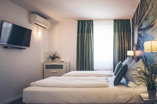 Postel nebo postele na pokoji v ubytování Gartenstadt Hotel
