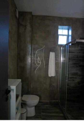 Ванная комната в Roumvini's Apartment