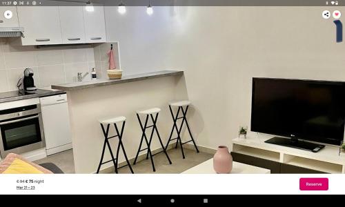 Een TV en/of entertainmentcenter bij Cosy Appartement Noisy-le-Sec
