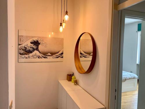 La salle de bains est pourvue d'un miroir et d'un lavabo. dans l'établissement La Tana: accogliente, romantica, relax, à Brescia