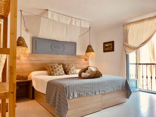 1 dormitorio con 1 cama con cabecero de madera en Casal d'Artà by Baudot 1926 - Adults Only, en Artà