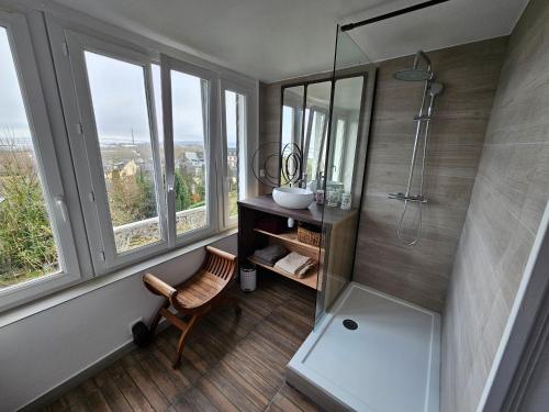 La salle de bains est pourvue d'une douche, d'une chaise et de fenêtres. dans l'établissement NIGHT & DAY, à Honfleur