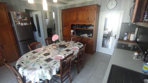 kuchnia ze stołem z krzesłami i lodówką w obiekcie maison grand parking w mieście Tournon-Saint-Martin