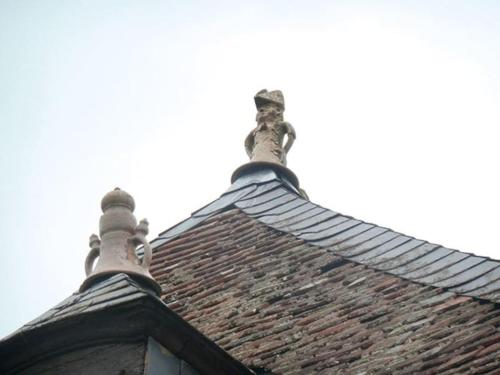 a roof with two chimneys on top of a building at Le studio «des Terroux » in Mortroux