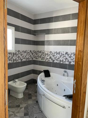 Vonios kambarys apgyvendinimo įstaigoje Appartement de luxe, Résidence les 5 étoiles, Bizerte