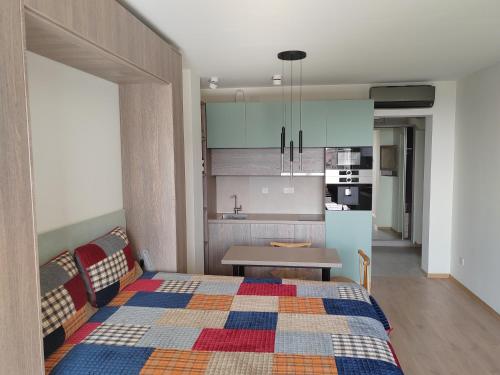 1 dormitorio pequeño con 1 cama y cocina en Luxurious Intimacy Hideaway - Self Check in, en Ereván