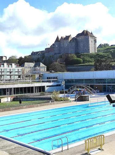 une grande piscine avec un château en arrière-plan dans l'établissement résidence hyper centre parking indigo inclus à 50m, à Dieppe