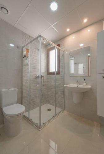Ένα μπάνιο στο Privatunterkunft mit großer Poolanlage, Meerblick