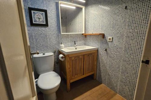 Phòng tắm tại Apartamento con piscina cerca de la playa