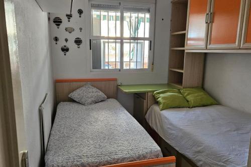 Giường trong phòng chung tại Apartamento con piscina cerca de la playa