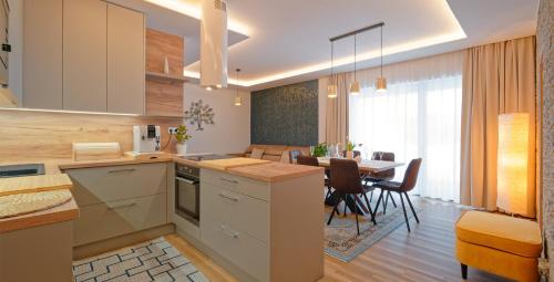 uma cozinha e sala de jantar com uma mesa de jantar em Villa Holiday Hevlín em Hevlín