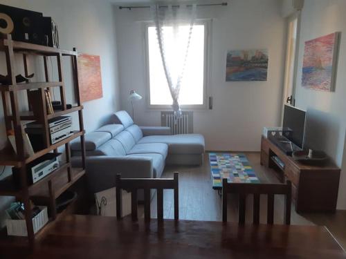 una sala de estar con un sofá y una mesa en Casa Caravaggio, en Casalecchio di Reno